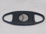 Cortador de charutos estilo guilhotina de lâmina dupla. O corpo é feito de plástico resistente e as lâminas são de aço inoxidável. Detalhes conforme fotos, _(ºLº)_ Caso necessite, tire todas suas dúvidas via atendimento personalizado por WhatsApp: (11) 98681-9377. Não deixe para última hora! Antecipadamente agradecemos pelo seu lance. Sem testes ou garantias futuras de originalidade, funcionalidade, material ou procedência.