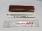 Régua de cálculo antigo da marca japonesa Hemmi, conhecida pela sua construção em bambu. O item é um modelo de bolso, possivelmente da década de 1960, mantido em sua embalagem plástica original. Acompanha um estojo de couro marrom desgastado pelo tempo para proteção. Detalhes conforme fotos, _(ºLº)_ Caso necessite, tire todas suas dúvidas via atendimento personalizado por WhatsApp: (11) 98681-9377. Não deixe para última hora! Antecipadamente agradecemos pelo seu lance. Sem testes ou garantias futuras de originalidade, funcionalidade, material ou procedência.