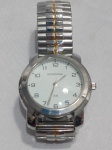 FUNCIONANDO - Relógio de pulso masculino da marca Mondaine com mostrador branco e pulseira de aço prateado com detalhes dourados. Detalhes conforme fotos, _(ºLº)_ Caso necessite, tire todas suas dúvidas via atendimento personalizado por WhatsApp: (11) 98681-9377. Não deixe para última hora! Antecipadamente agradecemos pelo seu lance. Sem testes ou garantias futuras de originalidade, funcionalidade, material ou procedência.