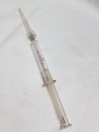 Seringa hipodérmica de vidro reutilizável e antiga, marca B-D (Becton Dickinson).Feita de vidro neutro de alta resistência, projetada para procedimentos clínicos ou laboratoriais. O modelo possui um bico de metal estilo Luer Lock para fixação segura da agulha. Detalhes conforme fotos, _(ºLº)_ Caso necessite, tire todas suas dúvidas via atendimento personalizado por WhatsApp: (11) 98681-9377. Não deixe para última hora! Antecipadamente agradecemos pelo seu lance. Sem testes ou garantias futuras de originalidade, funcionalidade, material ou procedência.