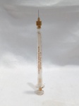 Seringa de vidro antiga para insulina fabricada no Brasil pela Becton Dickinson Indústrias Cirúrgicas S.A. sob a famosa linha histórica B-D Yale. Detalhes conforme fotos, _(ºLº)_ Caso necessite, tire todas suas dúvidas via atendimento personalizado por WhatsApp: (11) 98681-9377. Não deixe para última hora! Antecipadamente agradecemos pelo seu lance. Sem testes ou garantias futuras de originalidade, funcionalidade, material ou procedência.