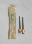 Agulhas da marca B-D Microlance, um modelo estéril e descartável e dois canhões dessas agulhas, feitos de polipropileno para conectar as seringas. Detalhes conforme fotos, _(ºLº)_ Caso necessite, tire todas suas dúvidas via atendimento personalizado por WhatsApp: (11) 98681-9377. Não deixe para última hora! Antecipadamente agradecemos pelo seu lance. Sem testes ou garantias futuras de originalidade, funcionalidade, material ou procedência.
