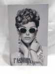 Caixa decorativa em formato de livro, muitas vezes chamada de "livro fake", apresentando uma estampa de moda em preto e branco. Detalhes conforme fotos, _(ºLº)_ Caso necessite, tire todas suas dúvidas via atendimento personalizado por WhatsApp: (11) 98681-9377. Não deixe para última hora! Antecipadamente agradecemos pelo seu lance. Sem testes ou garantias futuras de originalidade, funcionalidade, material ou procedência.