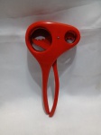 Abridor de potes multifuncional com um design em cor vermelha vibrante. A ferramenta possui duas aberturas de tamanhos diferentes para encaixar em várias tampas de frascos. Detalhes conforme fotos, _(ºLº)_ Caso necessite, tire todas suas dúvidas via atendimento personalizado por WhatsApp: (11) 98681-9377. Não deixe para última hora! Antecipadamente agradecemos pelo seu lance. Sem testes ou garantias futuras de originalidade, funcionalidade, material ou procedência.