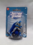Mini figura colecionável do Batman da Mattel, parte da coleção Justice League. A figura mede aproximadamente 6 a 7 cm de altura e é feita de plástico. Detalhes conforme fotos, _(ºLº)_ Caso necessite, tire todas suas dúvidas via atendimento personalizado por WhatsApp: (11) 98681-9377. Não deixe para última hora! Antecipadamente agradecemos pelo seu lance. Sem testes ou garantias futuras de originalidade, funcionalidade, material ou procedência.
