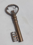 Antigo Saca-rolhas feito de bronze. Ferramenta 2 em 1, servindo tanto para abrir garrafas quanto para retirar rolhas. Ausência do corkscrew / rosqueador. Detalhes conforme fotos, _(ºLº)_ Caso necessite, tire todas suas dúvidas via atendimento personalizado por WhatsApp: (11) 98681-9377. Não deixe para última hora! Antecipadamente agradecemos pelo seu lance. Sem testes ou garantias futuras de originalidade, funcionalidade, material ou procedência.