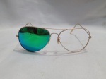 Óculos de sol Ray-Ban Aviator RB3025 com armação dourada e lente espelhada verde. Uma das lentes faltando. Detalhes conforme fotos, _(ºLº)_ Caso necessite, tire todas suas dúvidas via atendimento personalizado por WhatsApp: (11) 98681-9377. Não deixe para última hora! Antecipadamente agradecemos pelo seu lance. Sem testes ou garantias futuras de originalidade, funcionalidade, material ou procedência.