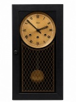 CARRILHÃO - Relógio de parede Silco, modelo carrilhão com caixa de madeira preta. O mecanismo funciona a corda e possui três furos para dar corda. O mostrador é metálico dourado e o relógio acompanha a chave original e o pêndulo. Detalhes conforme fotos, _(ºLº)_ Caso necessite, tire todas suas dúvidas via atendimento personalizado por WhatsApp: (11) 98681-9377. Não deixe para última hora! Antecipadamente agradecemos pelo seu lance. Sem testes ou garantias futuras de originalidade, funcionalidade, material ou procedência.