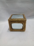 Antiga caixa porta-joias de estilo vitoriano, confeccionada em metal dourado e espelho bisotado. Aprox. 6 x 7 x 7cm. Detalhes conforme fotos, _(ºLº)_ Caso necessite, tire todas suas dúvidas via atendimento personalizado por WhatsApp: (11) 98681-9377. Não deixe para última hora! Antecipadamente agradecemos pelo seu lance. Sem testes ou garantias futuras de originalidade, funcionalidade, material ou procedência.