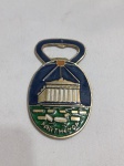 Abridor de garrafas antigo de bronze e esmalte trazido como lembrança da Grécia, apresentando o Partenon em relevo. Detalhes conforme fotos, _(ºLº)_ Caso necessite, tire todas suas dúvidas via atendimento personalizado por WhatsApp: (11) 98681-9377. Não deixe para última hora! Antecipadamente agradecemos pelo seu lance. Sem testes ou garantias futuras de originalidade, funcionalidade, material ou procedência.