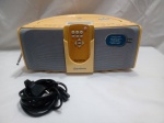 Micro System Gradiente Ibox (modelo BX-I500) de cor amarela, projetado para tocar iPods e iPhones. O aparelho possui rádio AM/FM estéreo, entrada auxiliar para MP3 players e funciona com pilhas ou tomada. Detalhes conforme fotos, _(ºLº)_ Caso necessite, tire todas suas dúvidas via atendimento personalizado por WhatsApp: (11) 98681-9377. Não deixe para última hora! Antecipadamente agradecemos pelo seu lance. Sem testes ou garantias futuras de originalidade, material, legitimidade ou procedência.