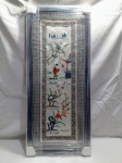 Painel decorativo de bordado chinês feito à mão em seda, emoldurado com vidro. A peça apresenta figuras e paisagens tradicionais, muitas vezes referidas como Peking Embroidery Art. Aprox. 27 x 64cm. Detalhes conforme fotos, _(ºLº)_ Caso necessite, tire todas suas dúvidas via atendimento personalizado por WhatsApp: (11) 98681-9377. Não deixe para última hora! Antecipadamente agradecemos pelo seu lance. Sem testes ou garantias futuras de originalidade, material, legitimidade ou procedência.