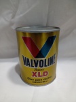 IMPECÁVEL! Lata de óleo de motor antiga da marca Valvoline, modelo Super XLD. O recipiente contém 500 ml de lubrificante. Está em ótimo estado. Detalhes conforme fotos, _(ºLº)_ Caso necessite, tire todas suas dúvidas via atendimento personalizado por WhatsApp: (11) 98681-9377. Não deixe para última hora! Antecipadamente agradecemos pelo seu lance. Sem testes ou garantias futuras de originalidade, material, legitimidade ou procedência.