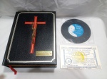 Bíblia Sagrada comemorativa da visita do Papa João Paulo II ao Brasil, publicada pela editora Gamma nos anos 80. O conjunto inclui um disco de vinil LP compacto contendo mensagens do Papa, intitulado ´As Palavras do Papa no Brasil. A capa da Bíblia é preta com detalhes dourados. Detalhes conforme fotos, _(ºLº)_ Caso necessite, tire todas suas dúvidas via atendimento personalizado por WhatsApp: (11) 98681-9377. Não deixe para última hora! Antecipadamente agradecemos pelo seu lance. Sem testes ou garantias futuras de originalidade, material, legitimidade ou procedência.