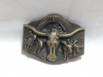 Fivela de cinto estilo country e apresenta um design detalhado de cabeça de touro, boi, vaquejada, rodeio, country, em tom bronze. Aprox. 6 x 7,5cm. Detalhes conforme fotos, _(ºLº)_ Caso necessite, tire todas suas dúvidas via atendimento personalizado por WhatsApp: (11) 98681-9377. Não deixe para última hora! Antecipadamente agradecemos pelo seu lance. Sem testes ou garantias futuras de originalidade, material, legitimidade ou procedência.