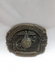 Fivela de cinto em metal com o emblema Eagle, Globe, and Anchor, dos fuzileiros navais dos EUA com a inscrição "United States Marines Retired". Aprox. 6 x 8cm. Detalhes conforme fotos, _(ºLº)_ Caso necessite, tire todas suas dúvidas via atendimento personalizado por WhatsApp: (11) 98681-9377. Não deixe para última hora! Antecipadamente agradecemos pelo seu lance. Sem testes ou garantias futuras de originalidade, material, legitimidade ou procedência.