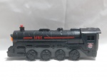 Locomotiva de brinquedo Estrela clássica, modelo preto com detalhes em vermelho. O brinquedo funciona a pilha (AA) e mede aproximadamente 16 a 17 cm de comprimento. Detalhes conforme fotos, _(ºLº)_ Caso necessite, tire todas suas dúvidas via atendimento personalizado por WhatsApp: (11) 98681-9377. Não deixe para última hora! Antecipadamente agradecemos pelo seu lance. Sem testes ou garantias futuras de originalidade, material, legitimidade ou procedência.
