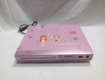 Aparelho de DVD PH148R2 da Philco na cor rosa, popularmente conhecido como DVD Fashion Star. Possui entrada USB frontal para reprodução de arquivos MP3 e vídeos. É compatível com karaokê, permitindo conectar um microfone na entrada frontal. Funcionando. Detalhes conforme fotos, _(ºLº)_ Caso necessite, tire todas suas dúvidas via atendimento personalizado por WhatsApp: (11) 98681-9377. Não deixe para última hora! Antecipadamente agradecemos pelo seu lance. Sem testes ou garantias futuras de originalidade, material, legitimidade ou procedência.
