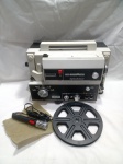 Antigo projetor Eumig 820 Sonomatic, um modelo austríaco clássico projetado para filmes Super 8. O conjunto inclui o projetor principal, um carretel de filme e um microfone, para reprodução de som. Sem testes. Detalhes conforme fotos, _(ºLº)_ Caso necessite, tire todas suas dúvidas via atendimento personalizado por WhatsApp: (11) 98681-9377. Não deixe para última hora! Antecipadamente agradecemos pelo seu lance. Sem testes ou garantias futuras de originalidade, material, legitimidade ou procedência.