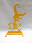 Escultura de metal amarela do artista visual Jaime Prades, datada de 2012. A peça faz parte de suas icônicas explorações tridimensionais que misturam influências da arte urbana com silhuetas lúdicas e expressivas. Detalhes conforme fotos, _(ºLº)_ Caso necessite, tire todas suas dúvidas via atendimento personalizado por WhatsApp: (11) 98681-9377. Não deixe para última hora! Antecipadamente agradecemos pelo seu lance. Sem testes ou garantias futuras de originalidade, material, legitimidade ou procedência.