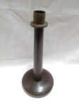 Castiçal antigo de jacarandá com um encaixe superior em bronze. Aprox. 22cm de altura. Detalhes conforme fotos, _(ºLº)_ Caso necessite, tire todas suas dúvidas via atendimento personalizado por WhatsApp: (11) 98681-9377. Não deixe para última hora! Antecipadamente agradecemos pelo seu lance. Sem testes ou garantias futuras de originalidade, material, legitimidade ou procedência.