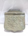 Caixa de cartucho ou bolsa de pólvora do império Otomano, também conhecida como Palaska. Tais itens eram usados por soldados para armazenar munição e eram presos ao cinto. Feito de alpaca. Aprox. 3 x 10,5 x 12cm. Detalhes conforme fotos, _(ºLº)_ Caso necessite, tire todas suas dúvidas via atendimento personalizado por WhatsApp: (11) 98681-9377. Não deixe para última hora! Antecipadamente agradecemos pelo seu lance. Sem testes ou garantias futuras de originalidade, material, legitimidade ou procedência.