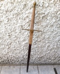 GIGANTE - Espada "Braveheart" de William Wallace, com punho de latão e bainha de couro. Peça temática medieval. Aprox. 29 x 140 cm. Detalhes conforme fotos, _(ºLº)_ Caso necessite, tire todas suas dúvidas via atendimento personalizado por WhatsApp: (11) 98681-9377. Não deixe para última hora! Antecipadamente agradecemos pelo seu lance. Sem testes ou garantias futuras de originalidade, material, legitimidade ou procedência.