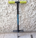 Bastão pula-pula (pogo stick) da marca NSG, modelo Flight ou Velocity Pro, reconhecível pelas manoplas amarelas e corpo preto. O produto é construído em aço durável e projetado para desempenho esportivo, suportando geralmente usuários de 36 kg a 81 kg. Aprox. 28 x 100cm.  Detalhes conforme fotos, _(ºLº)_ Caso necessite, tire todas suas dúvidas via atendimento personalizado por WhatsApp: (11) 98681-9377. Não deixe para última hora! Antecipadamente agradecemos pelo seu lance. Sem testes ou garantias futuras de originalidade, material, legitimidade ou procedência.