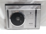 Rádio Portátil Seiko Twin Power, um modelo vintage de 2 bandas (AM/FM). Funciona tanto com pilhas (como 4 pilhas AA) quanto ligado na tomada (127/220V). Funcionando. Detalhes conforme fotos, _(ºLº)_ Caso necessite, tire todas suas dúvidas via atendimento personalizado por WhatsApp: (11) 98681-9377. Não deixe para última hora! Antecipadamente agradecemos pelo seu lance. Sem testes ou garantias futuras de originalidade, material, legitimidade ou procedência.