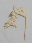 Escultura oriental antiga feita em marfim, esculpida a mão, representando uma figura humana de guerreiro com bandeira. Detalhes conforme fotos, _(ºLº)_ Caso necessite, tire todas suas dúvidas via atendimento personalizado por WhatsApp: (11) 98681-9377. Não deixe para última hora! Antecipadamente agradecemos pelo seu lance. Sem testes ou garantias futuras de originalidade, material, legitimidade ou procedência.