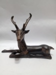 Antiga escultura em Petit bronze de veado deitado . Aprox. 21cm. Detalhes conforme fotos, _(ºLº)_ Caso necessite, tire todas suas dúvidas via atendimento personalizado por WhatsApp: (11) 98681-9377. Não deixe para última hora! Antecipadamente agradecemos pelo seu lance. Sem testes ou garantias futuras de originalidade, material ou procedência.