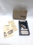 Afiador de lâminas de barbear Allegro Mod. L com sua caixa original e manuais. Inclui o mecanismo de afiação de metal e plástico, caixa de papelão e manual de instruções. Detalhes conforme fotos, _(ºLº)_ Caso necessite, tire todas suas dúvidas via atendimento personalizado por WhatsApp: (11) 98681-9377. Não deixe para última hora! Antecipadamente agradecemos pelo seu lance. Sem testes ou garantias futuras de originalidade, material ou procedência.