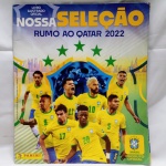 FUTEBOL - Livro Ilustrado Oficial Nossa Seleção - Rumo ao Qatar 2022 da editora Panini. Incompleto. Detalhes conforme fotos, _(ºLº)_ Caso necessite, tire todas suas dúvidas via atendimento personalizado por WhatsApp: (11) 98681-9377. Não deixe para última hora! Antecipadamente agradecemos pelo seu lance. Sem testes ou garantias futuras de originalidade, funcionalidade, material ou procedência.