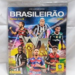 FUTEBOL - Livro ilustrado oficial (álbum de figurinhas) do Campeonato Brasileiro de Futebol de 2022, produzido pela editora Panini. Incompleto. Detalhes conforme fotos, _(ºLº)_ Caso necessite, tire todas suas dúvidas via atendimento personalizado por WhatsApp: (11) 98681-9377. Não deixe para última hora! Antecipadamente agradecemos pelo seu lance. Sem testes ou garantias futuras de originalidade, funcionalidade, material ou procedência.