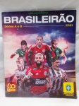 FUTEBOL - Livro Ilustrado Oficial do Brasileirão 2021 produzido pela Panini. Incompleto. Detalhes conforme fotos, _(ºLº)_ Caso necessite, tire todas suas dúvidas via atendimento personalizado por WhatsApp: (11) 98681-9377. Não deixe para última hora! Antecipadamente agradecemos pelo seu lance. Sem testes ou garantias futuras de originalidade, funcionalidade, material ou procedência.