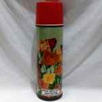 Garrafa térmica antiga da marca Invicta, fabricada em metal litografado com estampas de flores e tampa vermelha. O modelo é frequentemente datado dos anos 80. Detalhes conforme fotos, _(ºLº)_ Caso necessite, tire todas suas dúvidas via atendimento personalizado por WhatsApp: (11) 98681-9377. Não deixe para última hora! Antecipadamente agradecemos pelo seu lance. Sem testes ou garantias futuras de originalidade, material, legitimidade ou procedência.