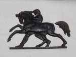 Relevo de parede em ferro fundido no estilo Jugendstil (Art Nouveau), representando um cavaleiro montado a cavalo, semelhante a peças produzidas em fundições tradicionais como a de Kasli na Rússia por volta de 1900. Neste item o rabo do cavalo está quebrado, solto da peça. Aprox. 19,5cm de comprimento x 16,5cm de altura. Peso: 0.381 gramas. Detalhes conforme fotos, _(ºLº)_ Caso necessite, tire todas suas dúvidas via atendimento personalizado por WhatsApp: (11) 98681-9377. Não deixe para última hora! Antecipadamente agradecemos pelo seu lance. Sem testes ou garantias futuras de originalidade ou procedência.