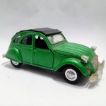 Miniatura colecionável do Citroën 2CV, um carro clássico francês. Detalhes conforme fotos, _(ºLº)_ Caso necessite, tire todas suas dúvidas via atendimento personalizado por WhatsApp: (11) 98681-9377. Não deixe para última hora! Antecipadamente agradecemos pelo seu lance. Sem testes ou garantias futuras de originalidade, funcionalidade, material ou procedência.