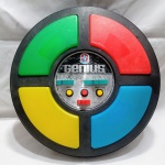 ORIGINAL BRINQUEDO ANTIGO - Jogo Genius da marca Estrela, anos 1980. Detalhes conforme fotos, _(ºLº)_ Caso necessite, tire todas suas dúvidas via atendimento personalizado por WhatsApp: (11) 98681-9377. Não deixe para última hora! Antecipadamente agradecemos pelo seu lance. Sem testes ou garantias futuras de originalidade, funcionalidade, material ou procedência.