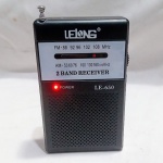 FUNCIONANDO - Mini Rádio de Bolso Portátil Analógico Lelong, modelo LE-650. Não acompanha pilhas. Detalhes conforme fotos, _(ºLº)_ Caso necessite, tire todas suas dúvidas via atendimento personalizado por WhatsApp: (11) 98681-9377. Não deixe para última hora! Antecipadamente agradecemos pelo seu lance. Sem testes ou garantias futuras de originalidade, funcionalidade, material ou procedência.