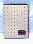 ANTIGA Pasta / carteira "33 IPAC" MADRID, JULIO 1.983 porta passaporte Classe Couro PP02 com estampa monograma. Possui cantoneiras metálicas de proteção e uma etiqueta em couro indicando. Aprox. 24 x 42,5 cm. Detalhes conforme fotos, _(ºLº)_ Caso necessite, tire todas suas dúvidas via atendimento personalizado por WhatsApp: (11) 98681-9377. Não deixe para última hora! Antecipadamente agradecemos pelo seu lance. Sem testes ou garantias futuras de originalidade, funcionalidade, material ou procedência.