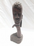 Escultura africana talhada em ébano representando um busto feminino. O selo visível na base menciona Patrimônio Cultural e Exportação. Aprox. 25 x 10 x 10 cm. Detalhes conforme fotos, _(ºLº)_ Caso necessite, tire todas suas dúvidas via atendimento personalizado por WhatsApp: (11) 98681-9377. Não deixe para última hora! Antecipadamente agradecemos pelo seu lance. Sem testes ou garantias futuras de originalidade, funcionalidade, material ou procedência.