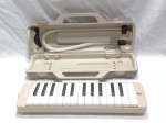 RARIDADE FUNCIONANDO - Teclado Pianica Melodica Escaleta YAMAHA VTG RARO Modelo P-25E. Detalhes conforme fotos, _(ºLº)_ Caso necessite, tire todas suas dúvidas via atendimento personalizado por WhatsApp: (11) 98681-9377. Não deixe para última hora! Antecipadamente agradecemos pelo seu lance. Sem testes ou garantias futuras de originalidade, funcionalidade, material ou procedência.