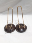 Suportes para 2 Cachimbos de madeira antigo display de loja tabacaria. Aprox. 6 x 10 x 12cm. Detalhes conforme fotos, _(ºLº)_ Caso necessite, tire todas suas dúvidas via atendimento personalizado por WhatsApp: (11) 98681-9377. Não deixe para última hora! Antecipadamente agradecemos pelo seu lance. Sem testes ou garantias futuras de originalidade, material ou procedência.