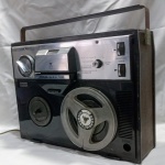 VEJA VÍDEO FUNCIONANDO - ANTIGO GRAVADOR DE FITA / ROLO GRUNDIG TK 145 DELUXE, MEDIDA FECHADO 17 X 29 X 38 CM. Acompanha microfone e cabos originais. Detalhes conforme fotos, _(ºLº)_ Caso necessite, tire todas suas dúvidas via atendimento personalizado por WhatsApp: (11) 98681-9377. Não deixe para última hora! Antecipadamente agradecemos pelo seu lance. Sem testes ou garantias futuras de originalidade, material ou procedência.