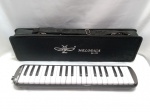 INSTRUMENTO MUSICAL NOVO SEM USO - Escaleta com Estojo Melodica School 37 teclas preto e branco marca Easttop (pianica, clavieta, melodion harmonifon). Detalhes conforme fotos, _(ºLº)_ Caso necessite, tire todas suas dúvidas via atendimento personalizado por WhatsApp: (11) 98681-9377. Não deixe para última hora! Antecipadamente agradecemos pelo seu lance. Sem testes, garantias futuras de originalidade, legitimidade, material ou procedência.