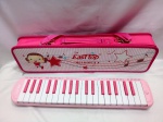 INSTRUMENTO MUSICAL NOVO SEM USO - Escaleta com Estojo Melodica School 37 teclas vermelho com rosa e branco marca Easttop (pianica, clavieta, melodion harmonifon). Detalhes conforme fotos, _(ºLº)_ Caso necessite, tire todas suas dúvidas via atendimento personalizado por WhatsApp: (11) 98681-9377. Não deixe para última hora! Antecipadamente agradecemos pelo seu lance. Sem testes, garantias futuras de originalidade, legitimidade, material ou procedência.