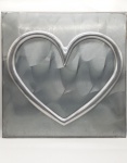 Decoração em Metal com desenho de coração em seu meio. Desgastes de uso e detalhes conforme fotos, _(ºLº)_ Caso necessite, tire todas suas dúvidas via atendimento personalizado por WhatsApp: (11) 98681-9377 ou pelo e-mail: contato@antiguera.com.br, onde você pode solicitar fotos detalhadas e vídeos. Não deixe para última hora! Antecipadamente agradecemos pelo seu lance.