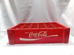 COCA-COLA - Engradado original antigo do refrigerante Coca-Cola. Aprox. 46 x 30 x 11,5cm. Detalhes conforme fotos, _(ºLº)_ Caso necessite, tire todas suas dúvidas via atendimento personalizado por WhatsApp: (11) 98681-9377. Não deixe para última hora! Antecipadamente agradecemos pelo seu lance. Sem testes ou garantias futuras de originalidade, material ou procedência.