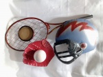 Porta retrato decoração de parede com tema esportivo, que inclui representações de equipamentos de três esportes diferentes: Uma raquete de tênis, Uma luva de beisebol com uma bola Um capacete de futebol americano. Aprox. 60 x 36 cm. Detalhes conforme fotos, _(ºLº)_ Caso necessite, tire todas suas dúvidas via atendimento personalizado por WhatsApp: (11) 98681-9377. Não deixe para última hora! Antecipadamente agradecemos pelo seu lance. Sem testes ou garantias futuras de originalidade, material ou procedência.